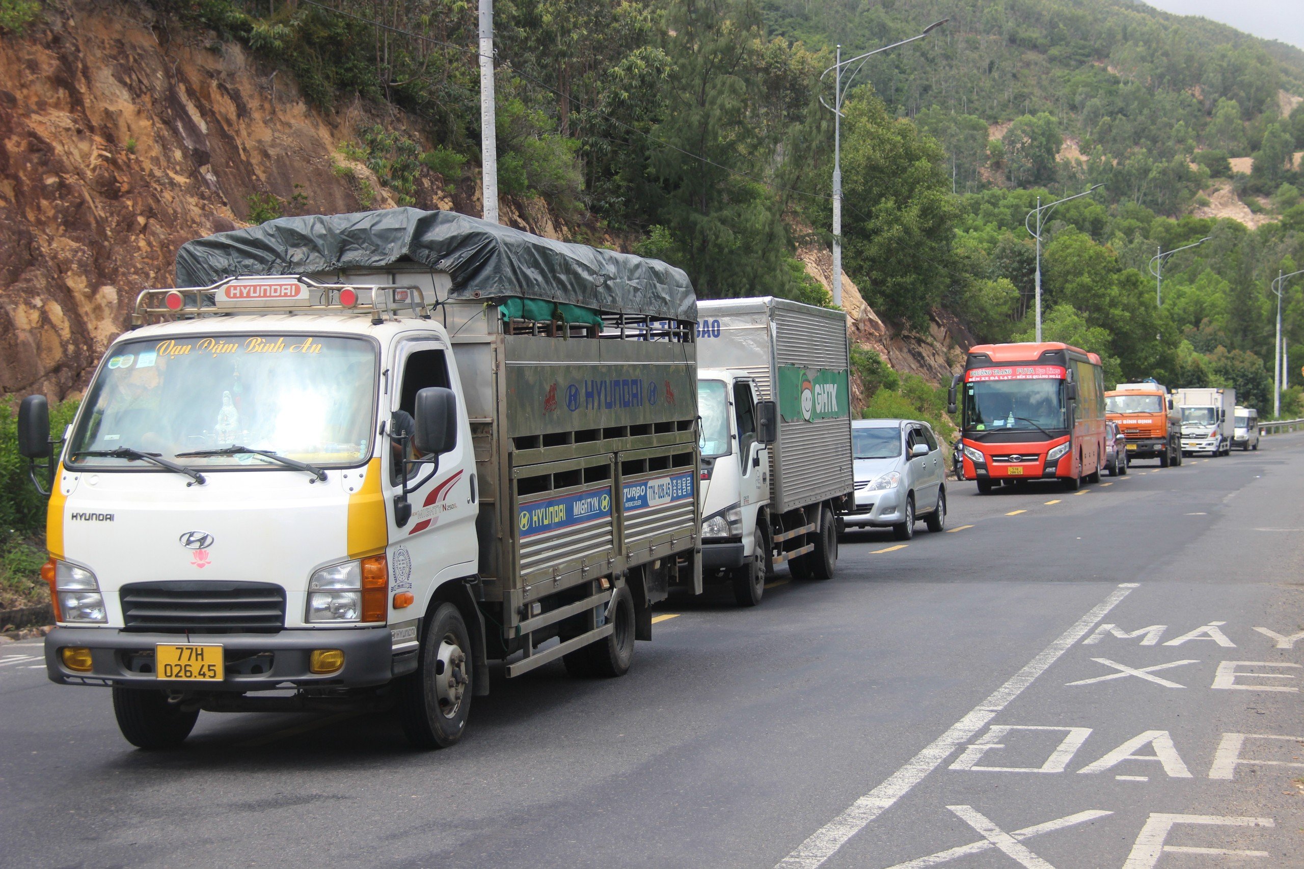 4 xe tải nát bét sau cú tông liên hoàn trên đoạn đường đèo giáp ranh Bình Định và Phú Yên- Ảnh 6.
