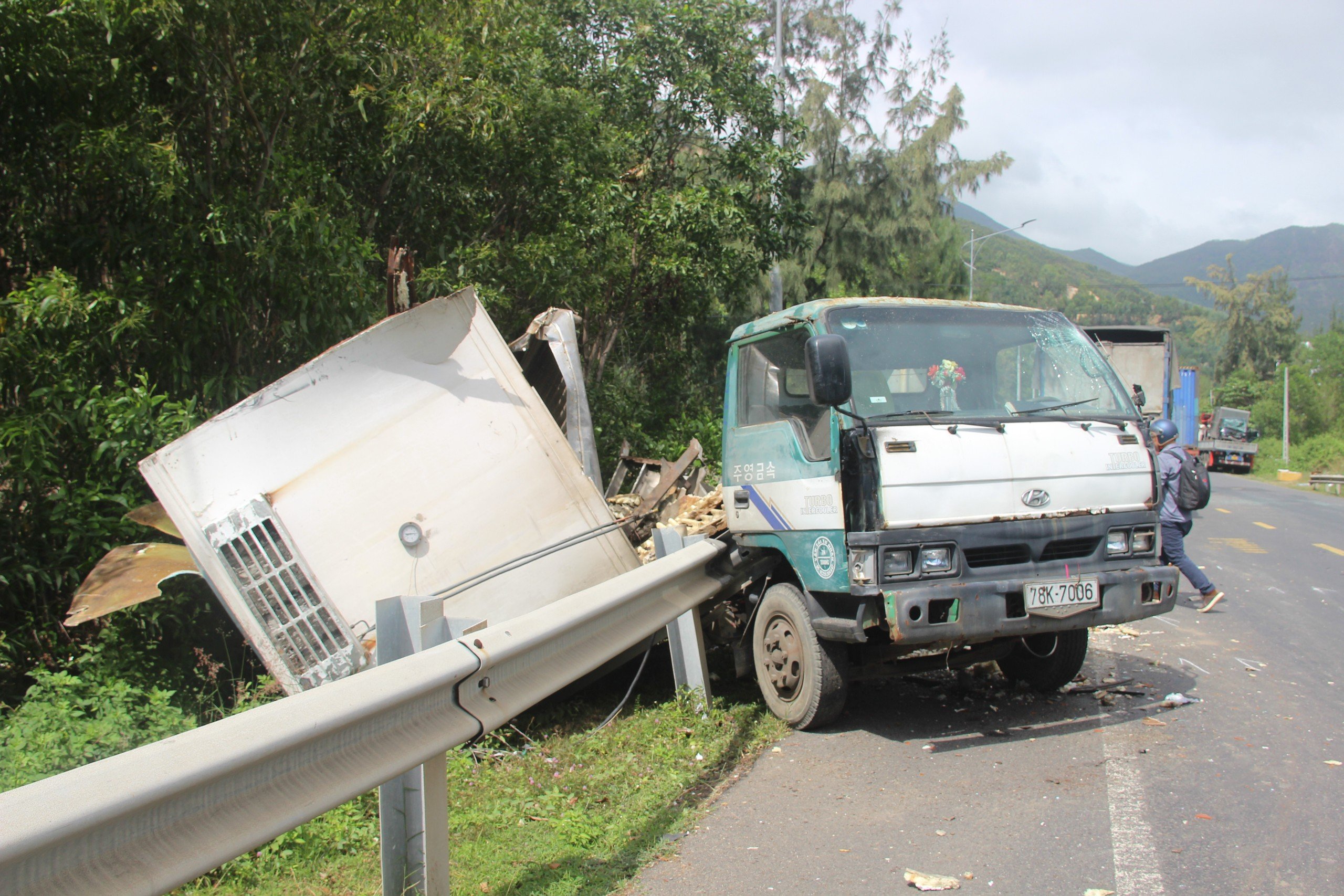 4 xe tải nát bét sau cú tông liên hoàn trên đoạn đường đèo giáp ranh Bình Định và Phú Yên- Ảnh 2.
