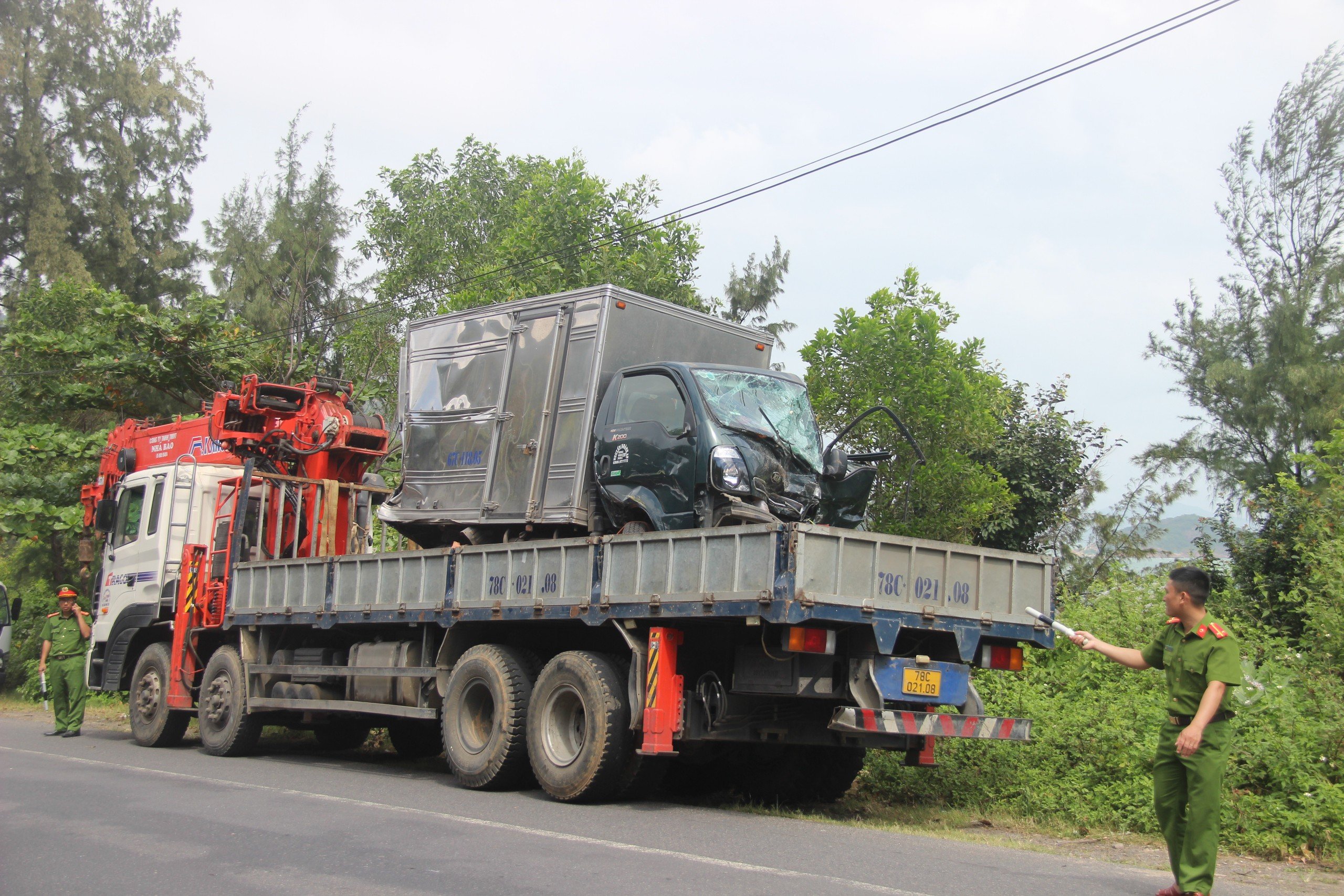 4 xe tải nát bét sau cú tông liên hoàn trên đoạn đường đèo giáp ranh Bình Định và Phú Yên- Ảnh 5.