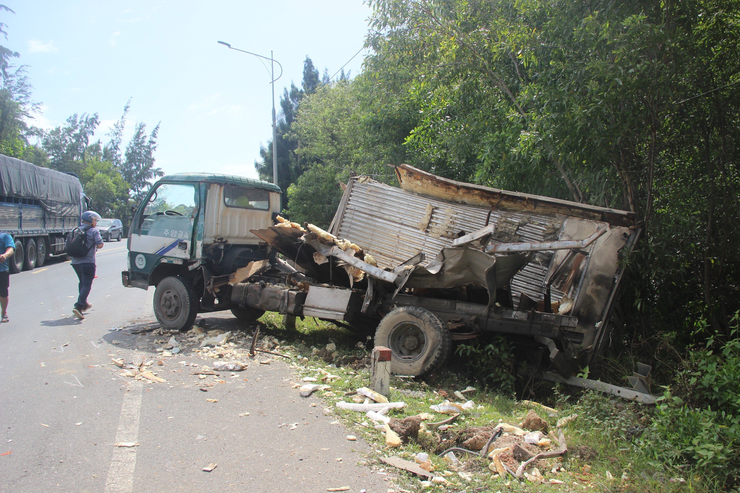 4 xe tải nát bét sau cú tông liên hoàn trên đoạn đường đèo giáp ranh Bình Định và Phú Yên- Ảnh 1.