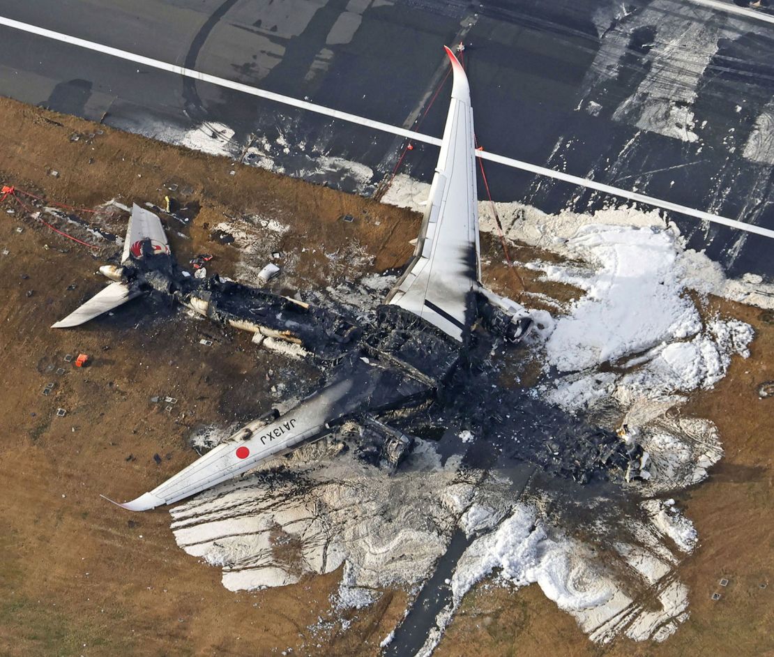 Vụ va chạm máy bay Nhật: 379 người thoát chết nhờ kỷ luật hàng không “viết nên bằng máu”- Ảnh 1.