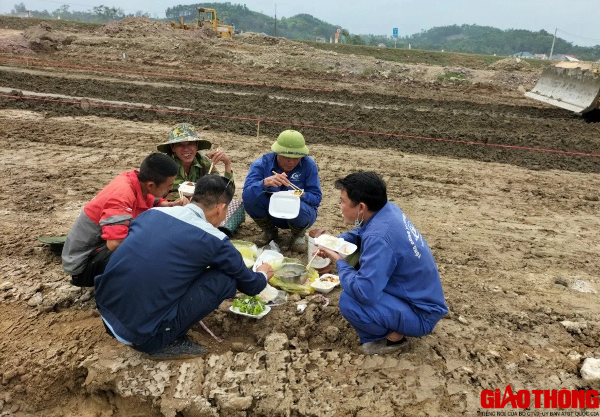 Những bữa ăn vội vã trên công trường cao tốc- Ảnh 3.