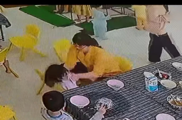 Bé gái 3 tuổi ở Bình Định bị người giữ trẻ đánh bầm tím chân tay- Ảnh 1.