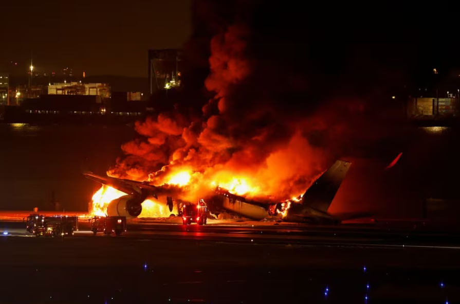 Hành khách sơ tán kịp thời 10 phút trước khi máy bay phát nổ trên đường băng ở Tokyo- Ảnh 1.