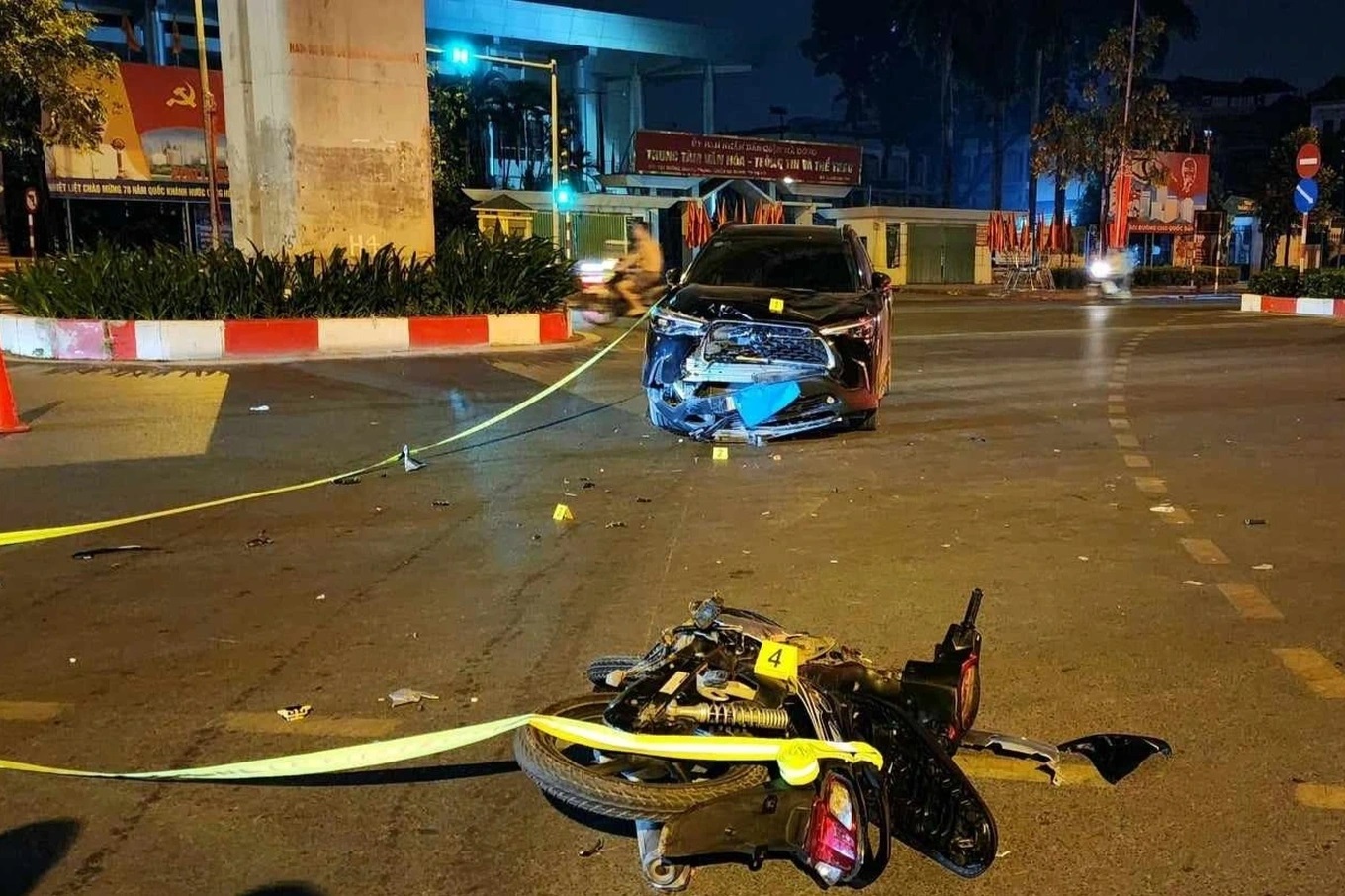 Hà Nội: Công an tìm nhân chứng vụ ô tô tông người đi bộ trên đường Trịnh Văn Bô- Ảnh 1.