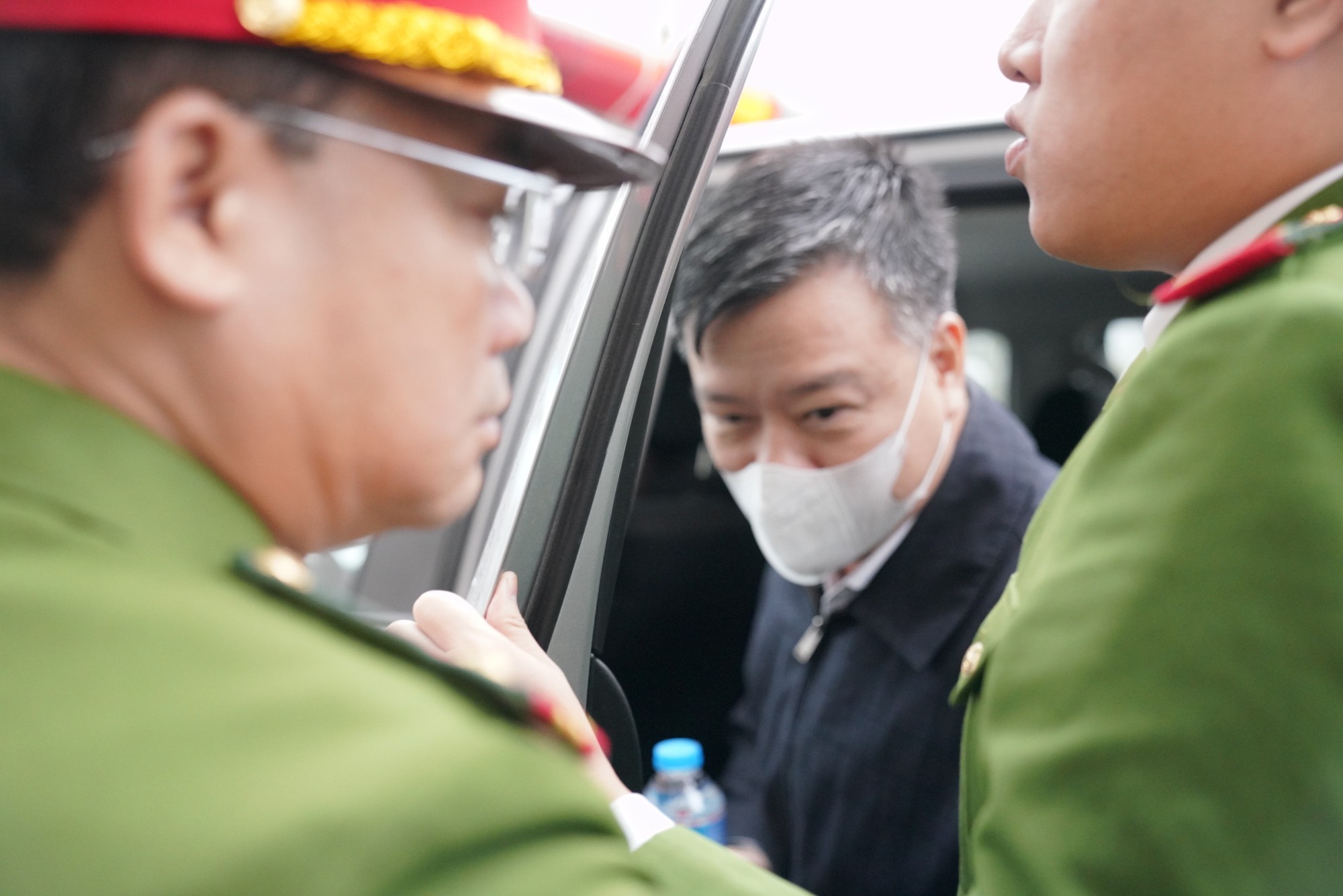 Cảnh sát áp giải hai cựu bộ trưởng đến hầu tòa vụ Việt Á- Ảnh 4.