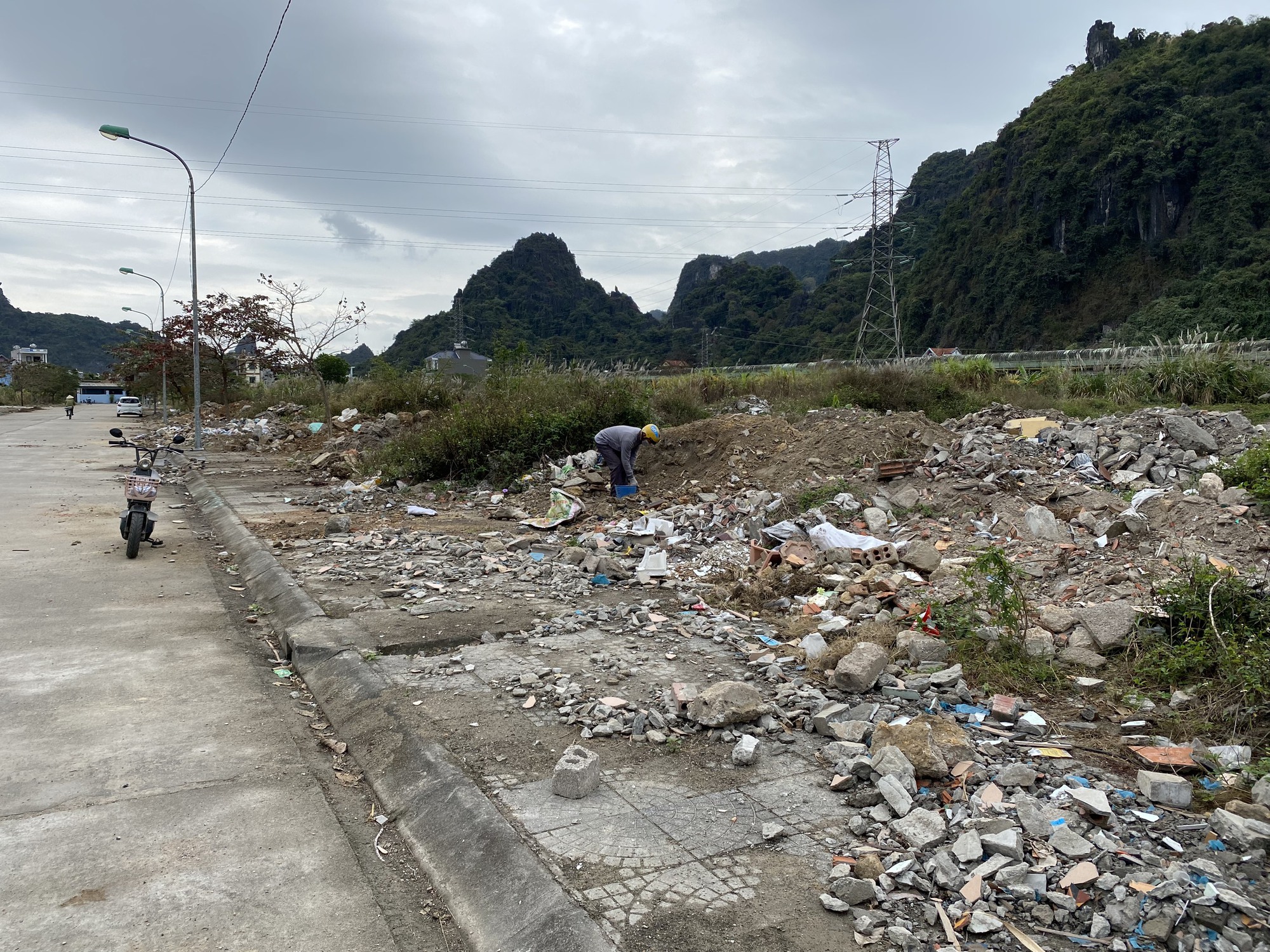 Quảng Ninh: Khu đô thị mới ngập trong rác, chất thải- Ảnh 1.