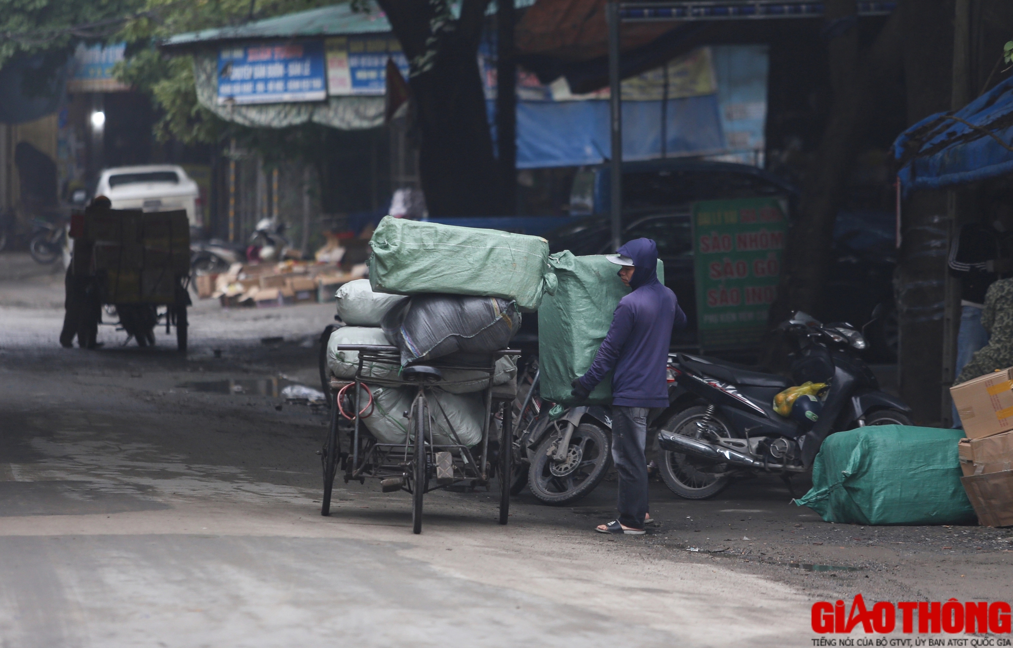 Những người xuyên đêm Đông, chịu rét 