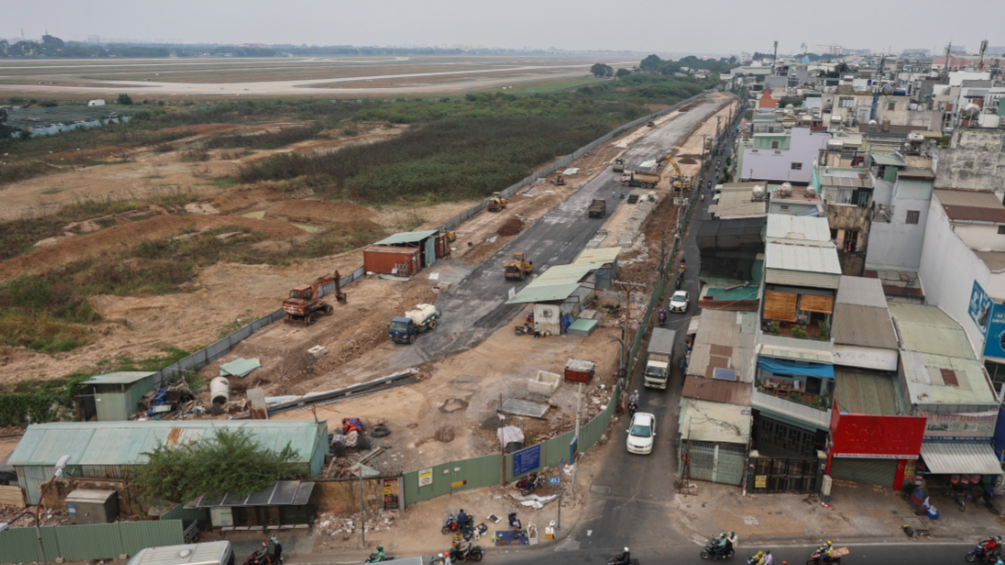 Sau phá dỡ bức tường hơn 30 năm, đường xuyên sân bay Tân Sơn Nhất lại vướng mặt bằng- Ảnh 4.