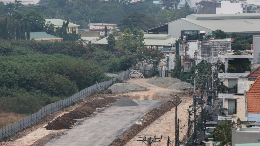 Sau phá dỡ bức tường hơn 30 năm, đường xuyên sân bay Tân Sơn Nhất lại vướng mặt bằng- Ảnh 5.