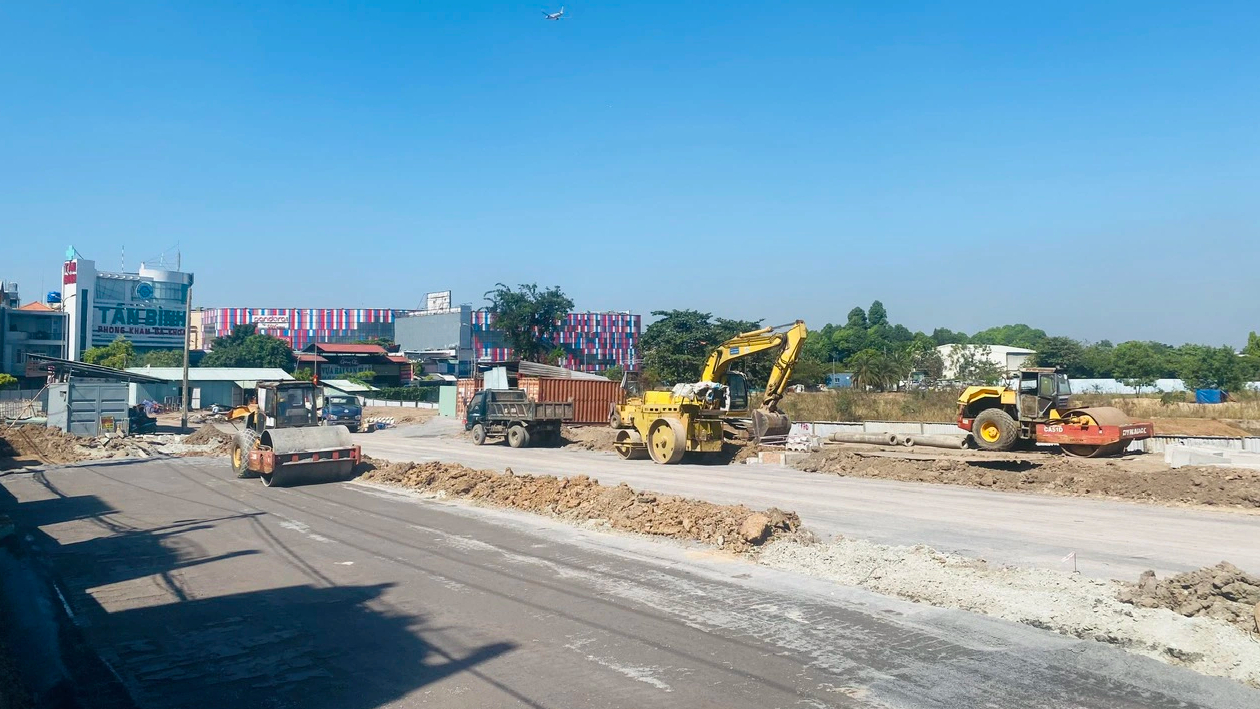 Sau phá dỡ bức tường hơn 30 năm, đường xuyên sân bay Tân Sơn Nhất lại vướng mặt bằng- Ảnh 3.