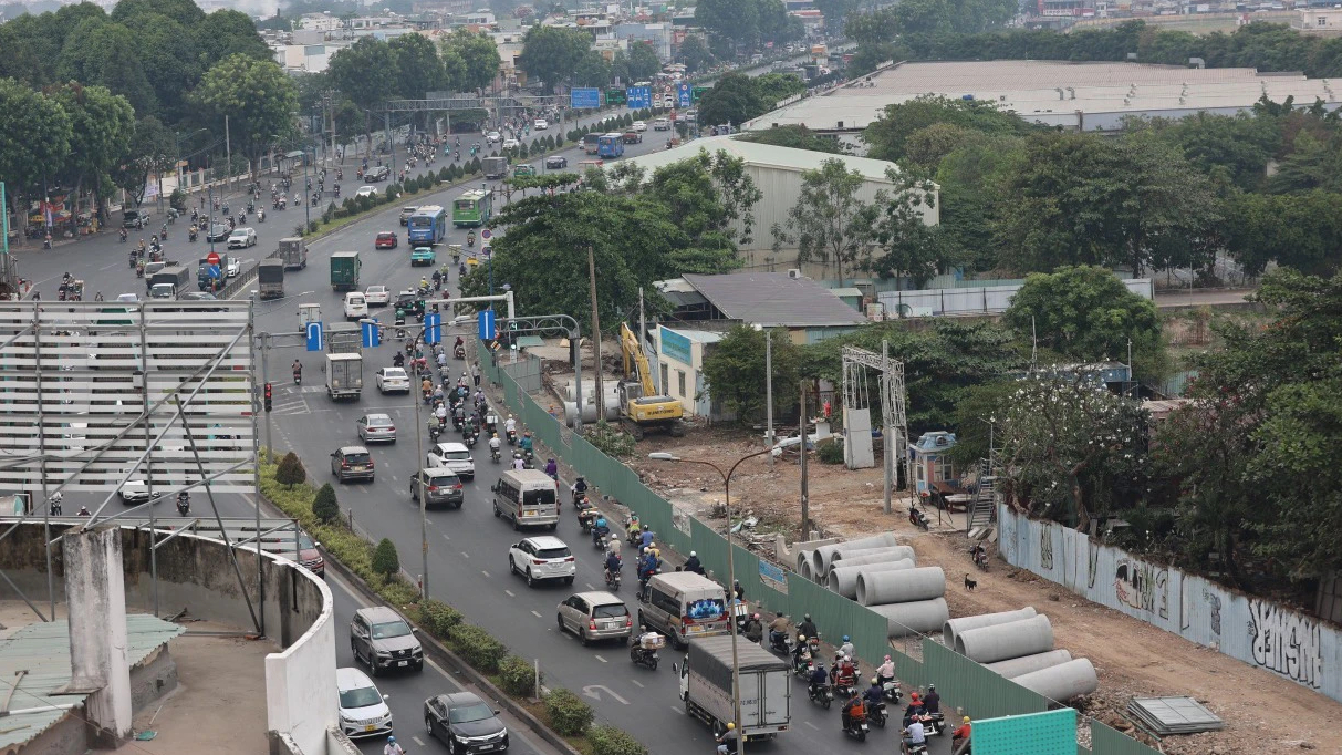 Sau phá dỡ bức tường hơn 30 năm, đường xuyên sân bay Tân Sơn Nhất lại vướng mặt bằng- Ảnh 9.