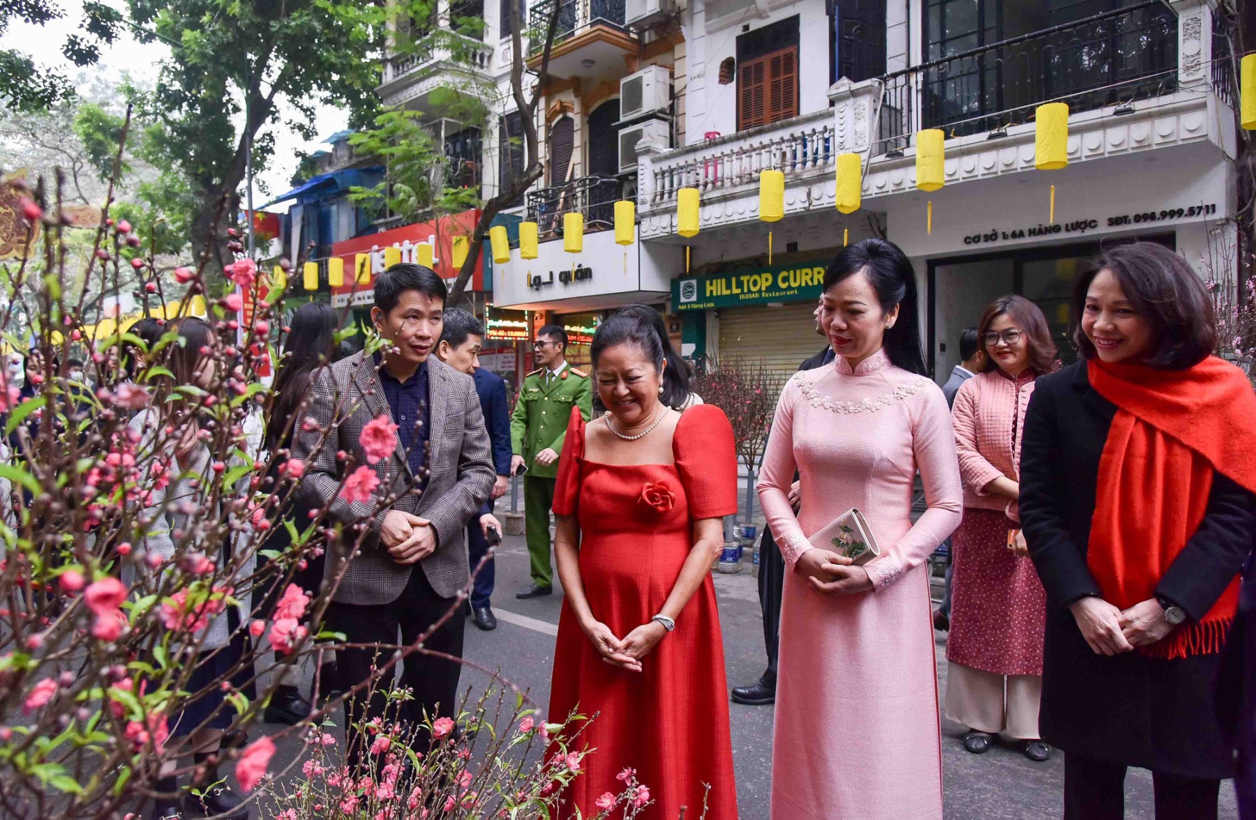 Phu nhân Chủ tịch nước và phu nhân Tổng thống Philippines dạo chợ hoa lâu đời nhất Hà Nội- Ảnh 4.