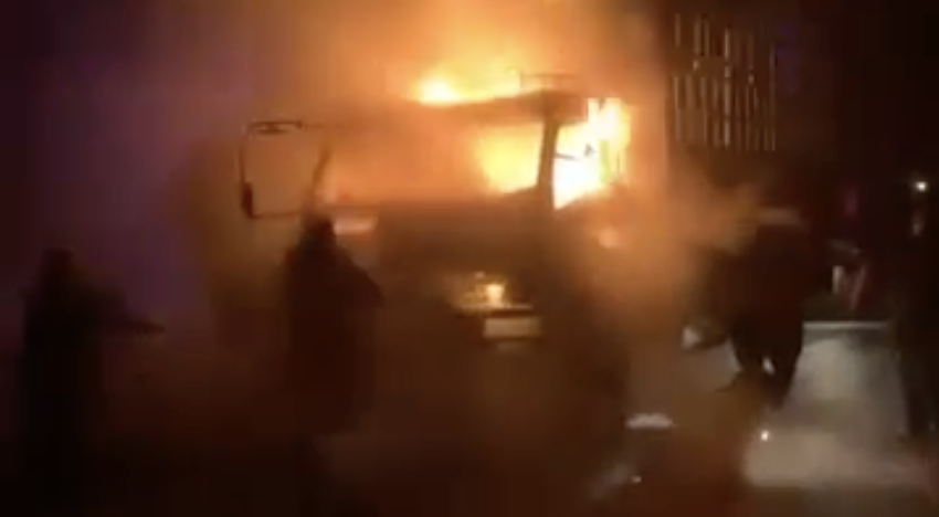 Xe tải bốc cháy trên quốc lộ, hàng chục người lao ra dập lửa- Ảnh 1.