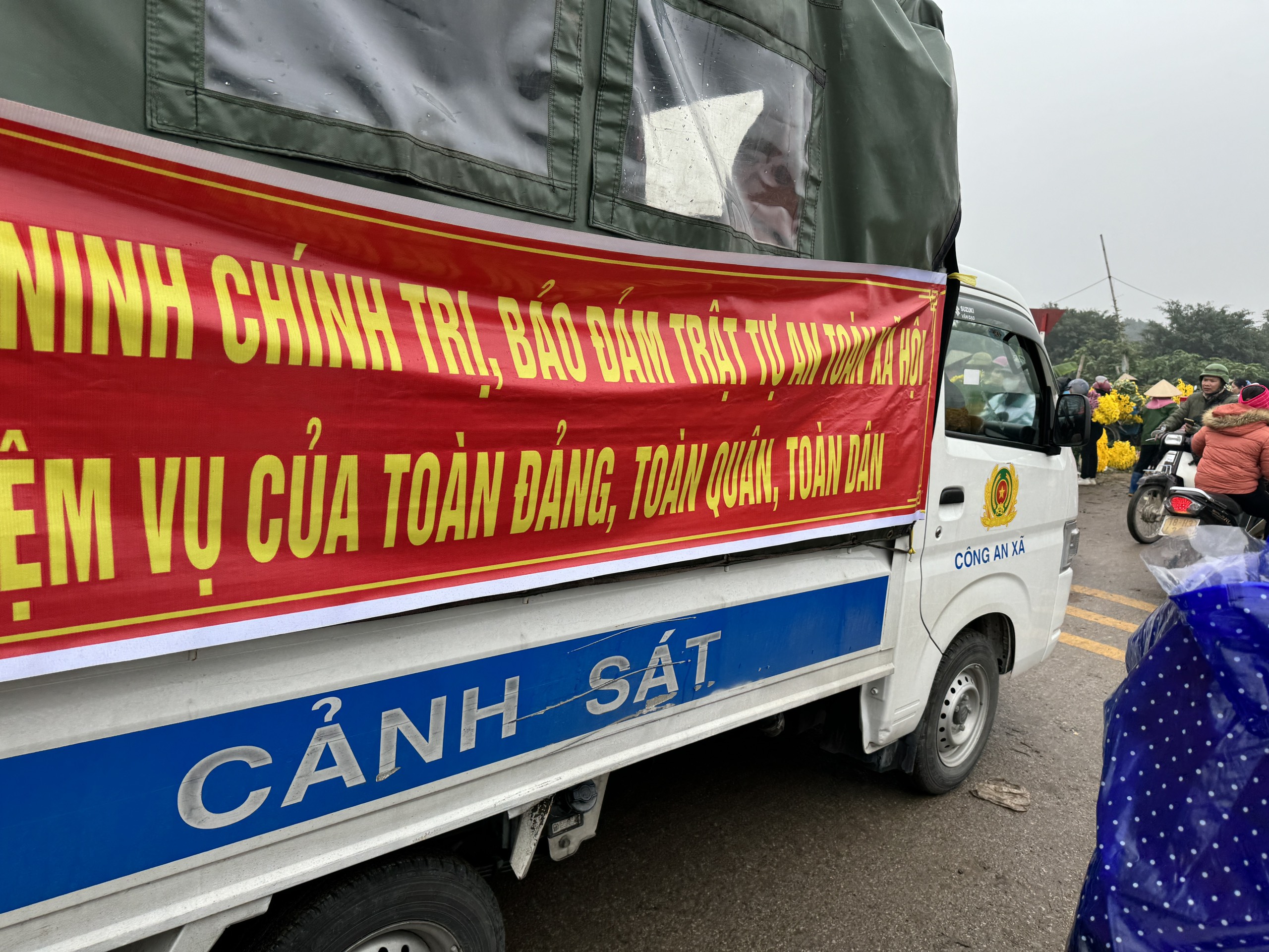 Nghi vấn xe công vụ biển Thái Bình đi chợ hoa ở Nam Định- Ảnh 2.