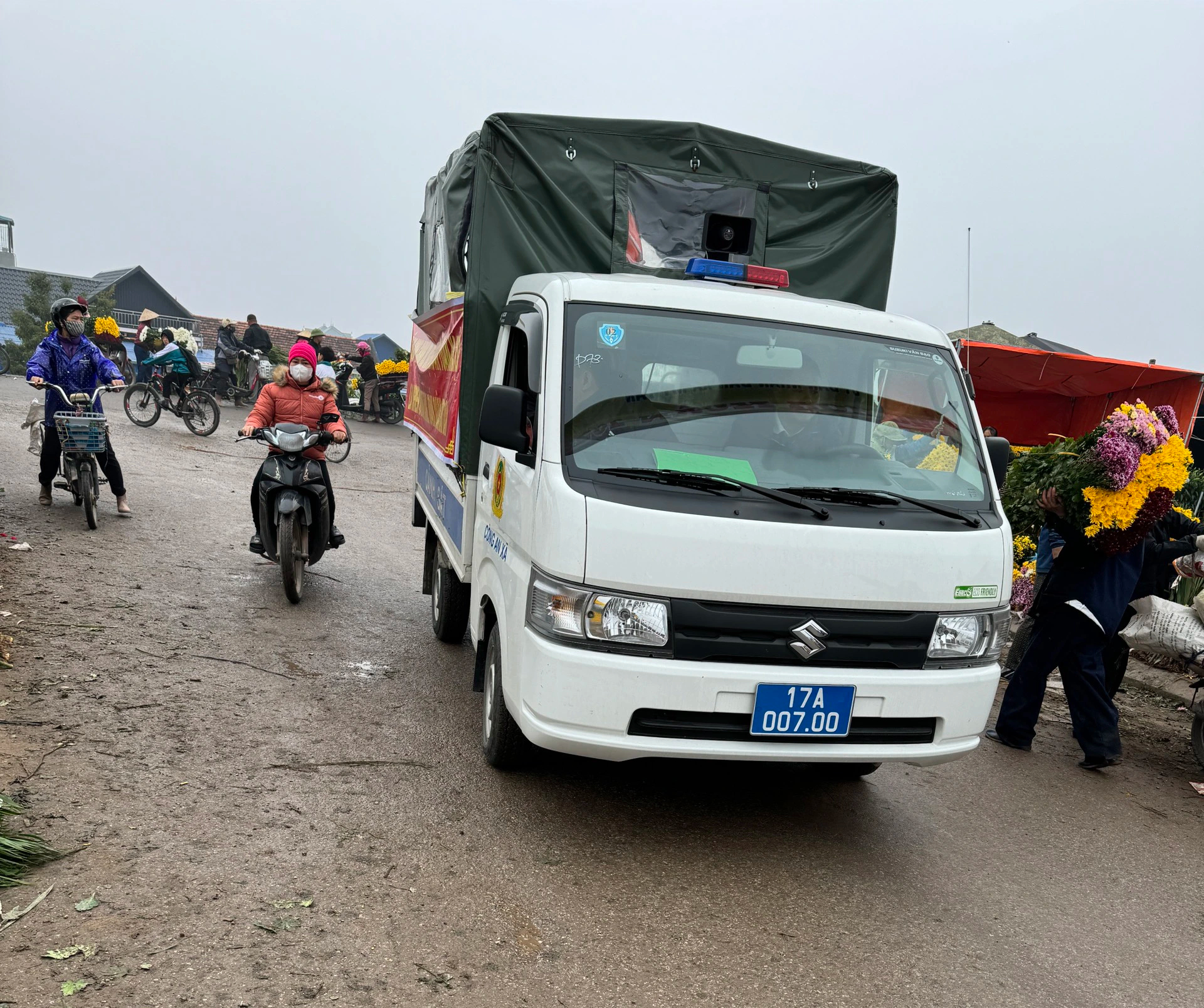Nghi vấn xe công vụ biển Thái Bình đi chợ hoa ở Nam Định- Ảnh 1.