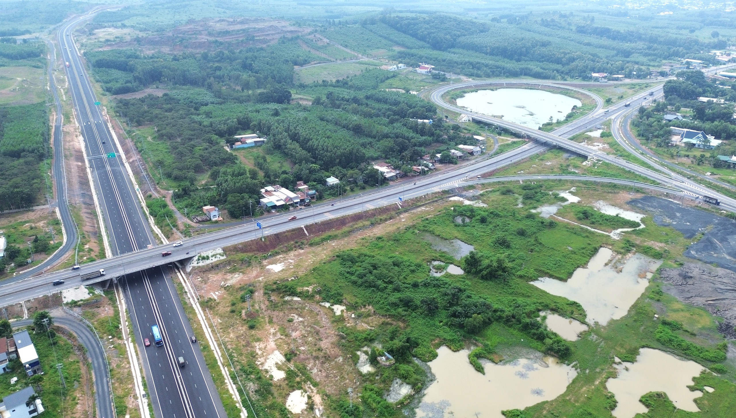 Cận cảnh hàng rào, trụ diện bị 