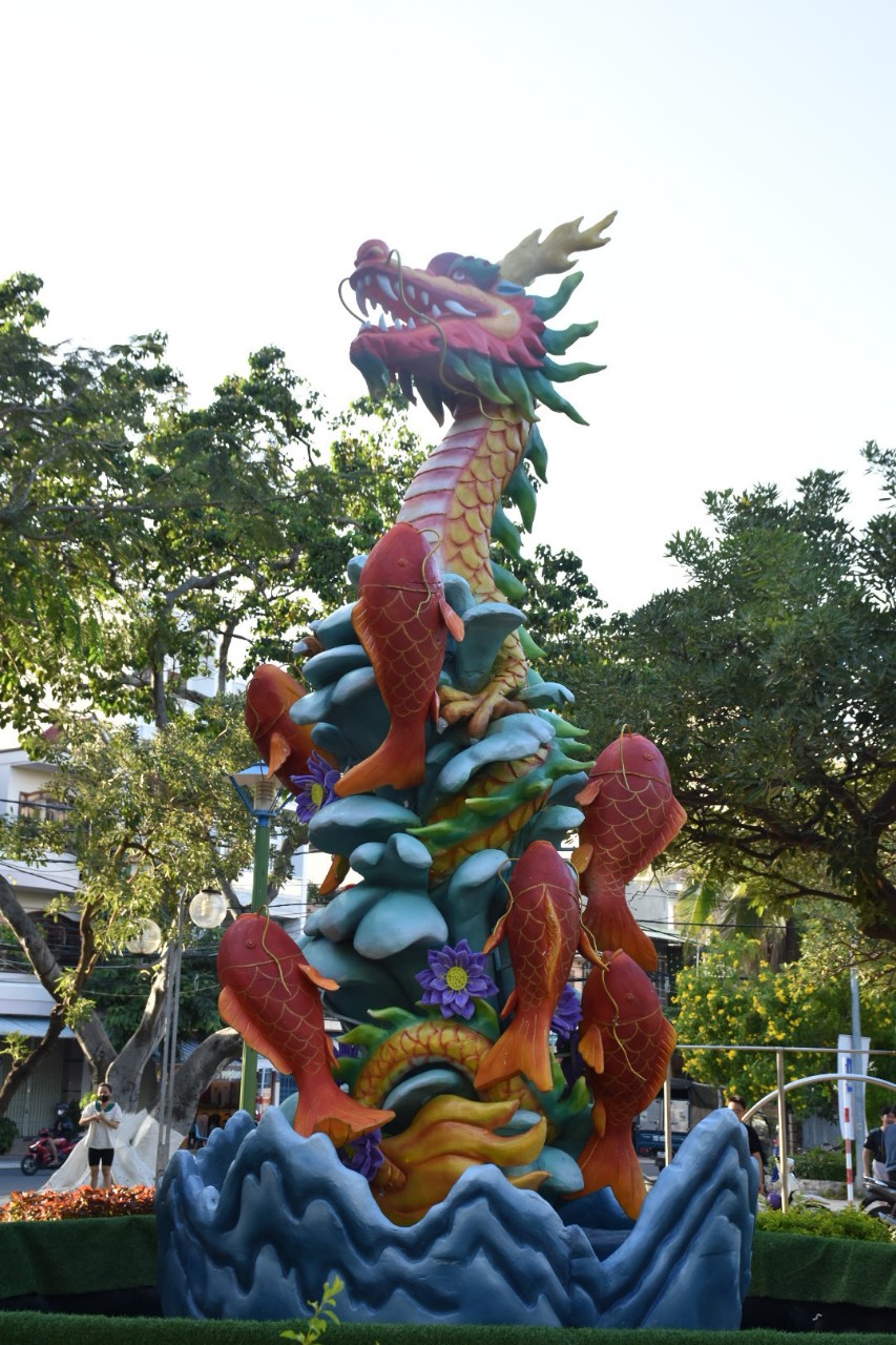 Linh vật cá chép hóa rồng ở Nha Trang bất ngờ bị bốc cháy- Ảnh 2.