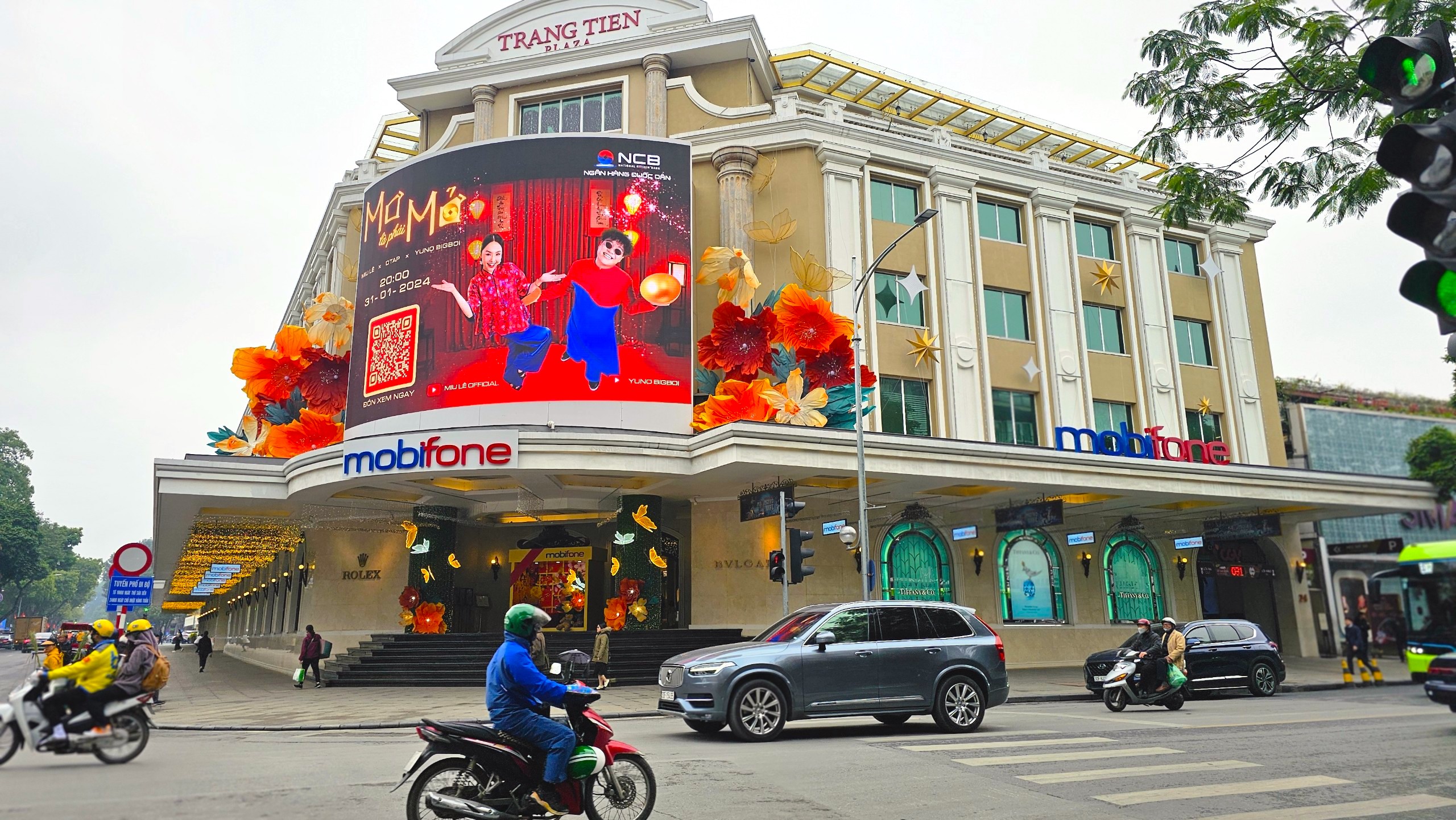 Trung tâm thương mại, phố phường Hà Nội trang hoàng rực rỡ đón Tết- Ảnh 5.