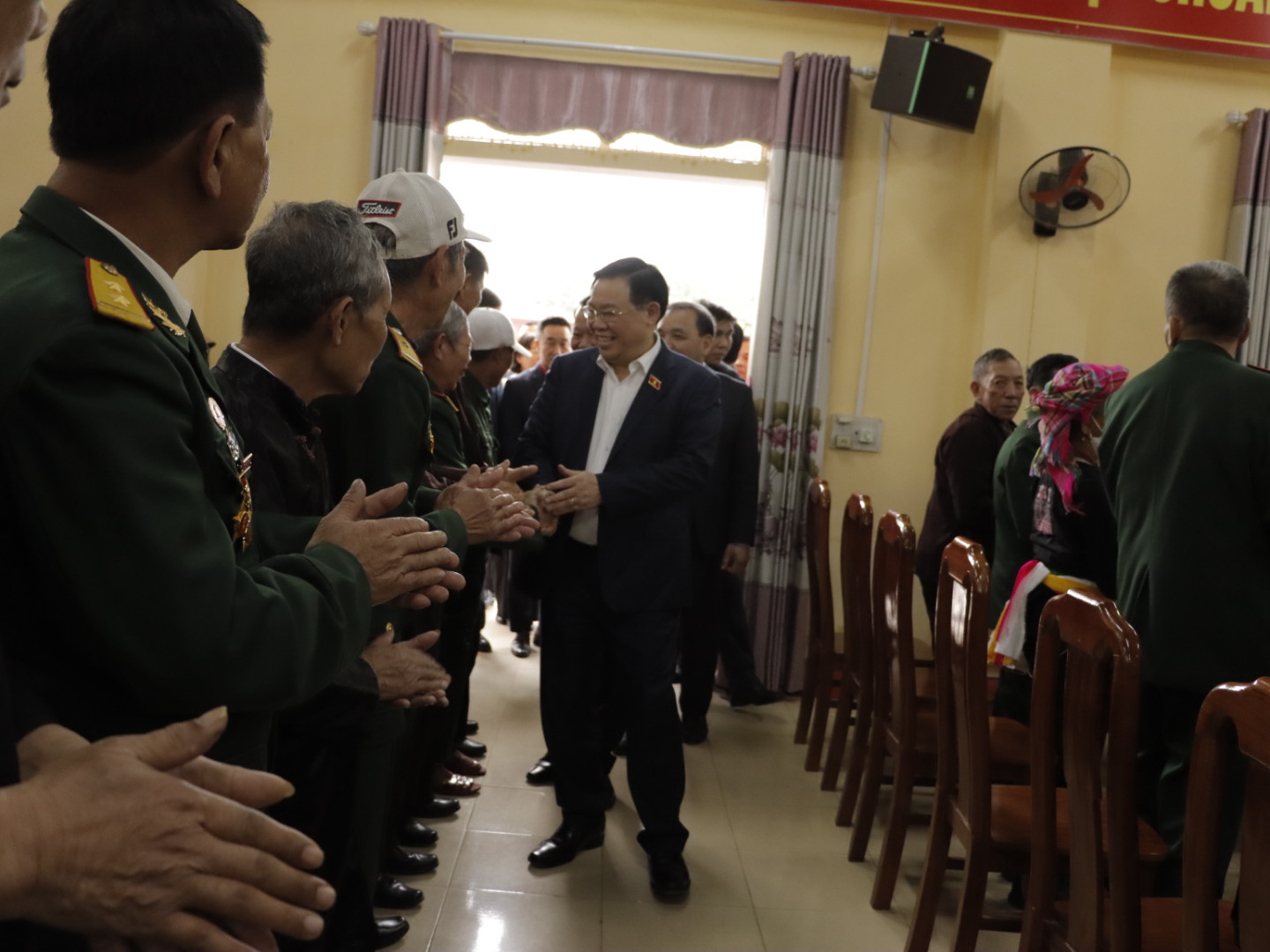 Chủ tịch Quốc hội thăm, tặng quà Tết gia đình chính sách tại Yên Bái- Ảnh 1.
