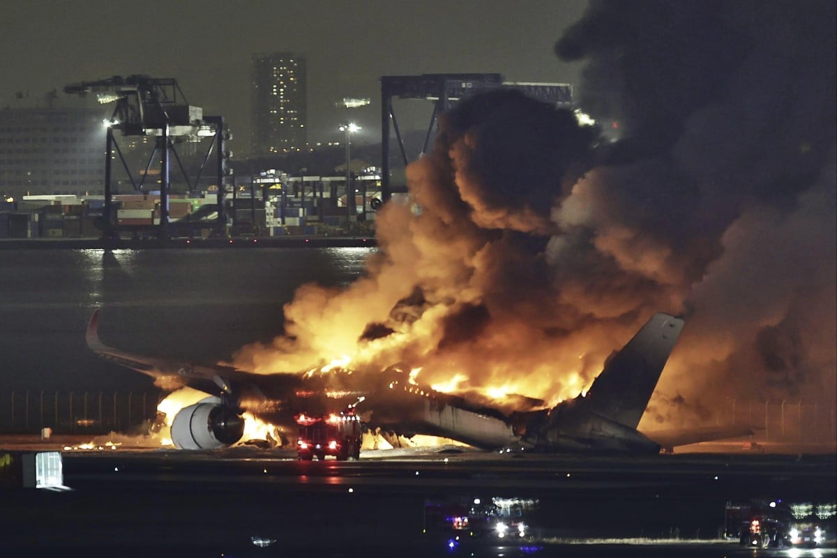 Vụ cháy máy bay Japan Airlines: Lo ngại vật liệu composite sinh khí độc - Ảnh 1.
