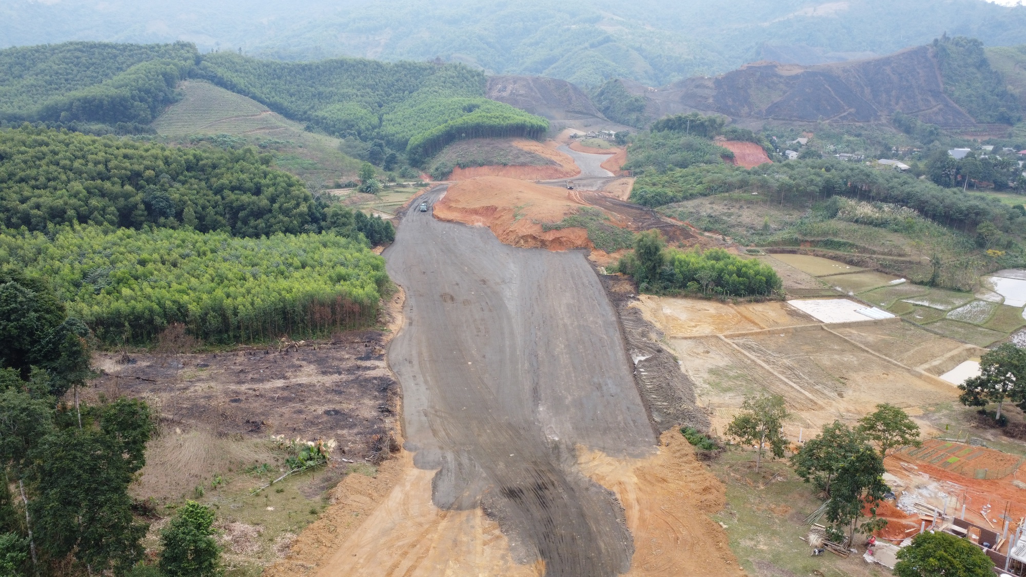 Hối hả trên công trường cao tốc gần 7.000 tỷ đồng Tuyên Quang - Hà Giang - Ảnh 17.