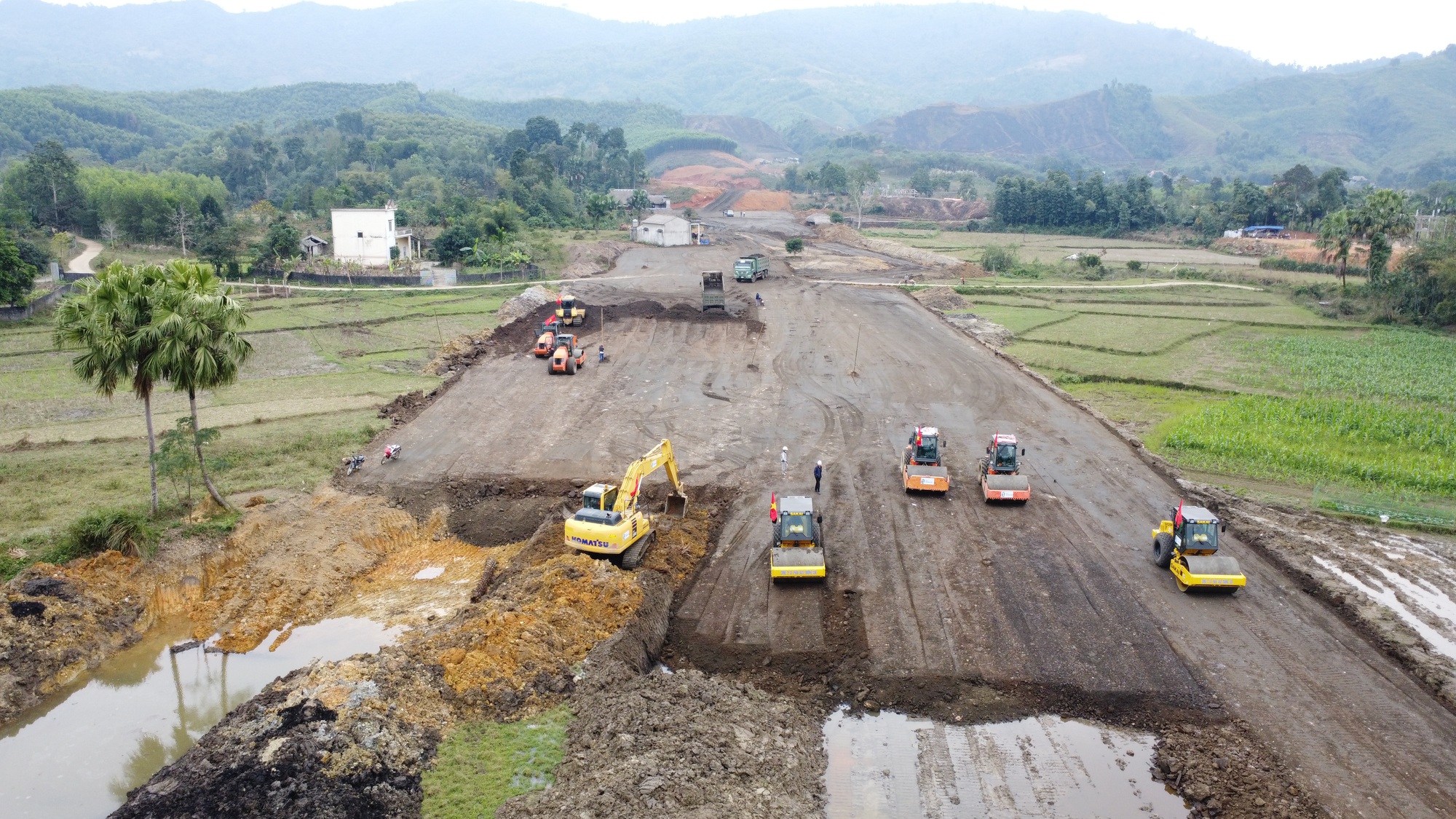 Hối hả trên công trường cao tốc gần 7.000 tỷ đồng Tuyên Quang - Hà Giang - Ảnh 18.