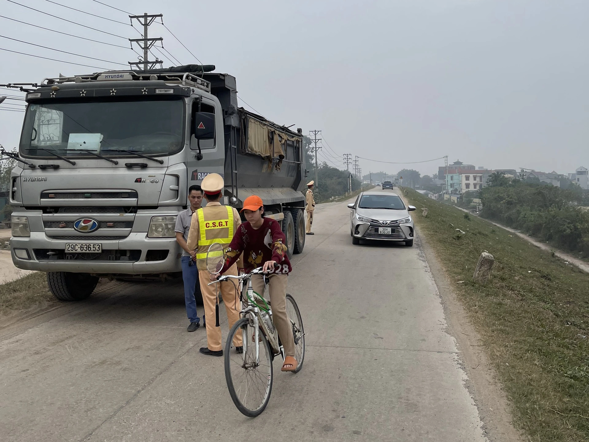 CSGT đón lõng, xử phạt xe quá tải trên đê sông Hồng- Ảnh 2.