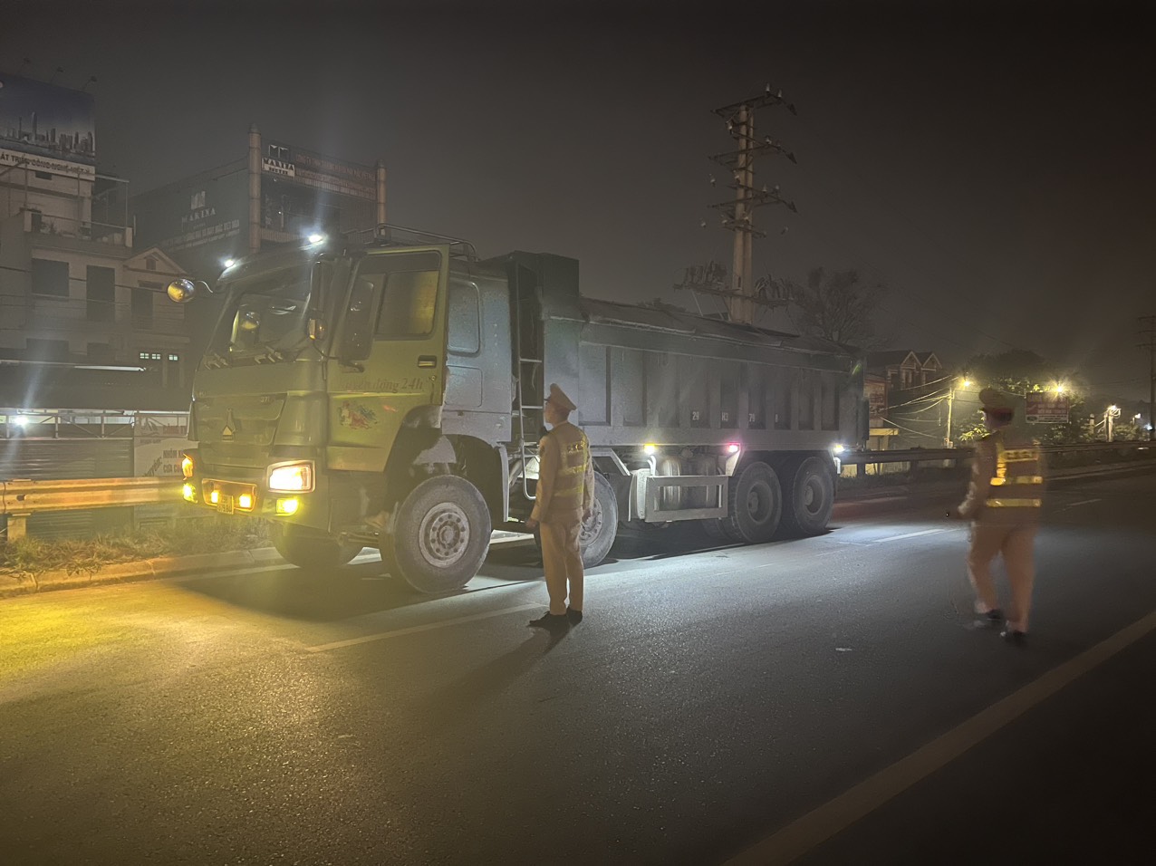 CSGT đón lõng, xử phạt xe quá tải trên đê sông Hồng- Ảnh 1.