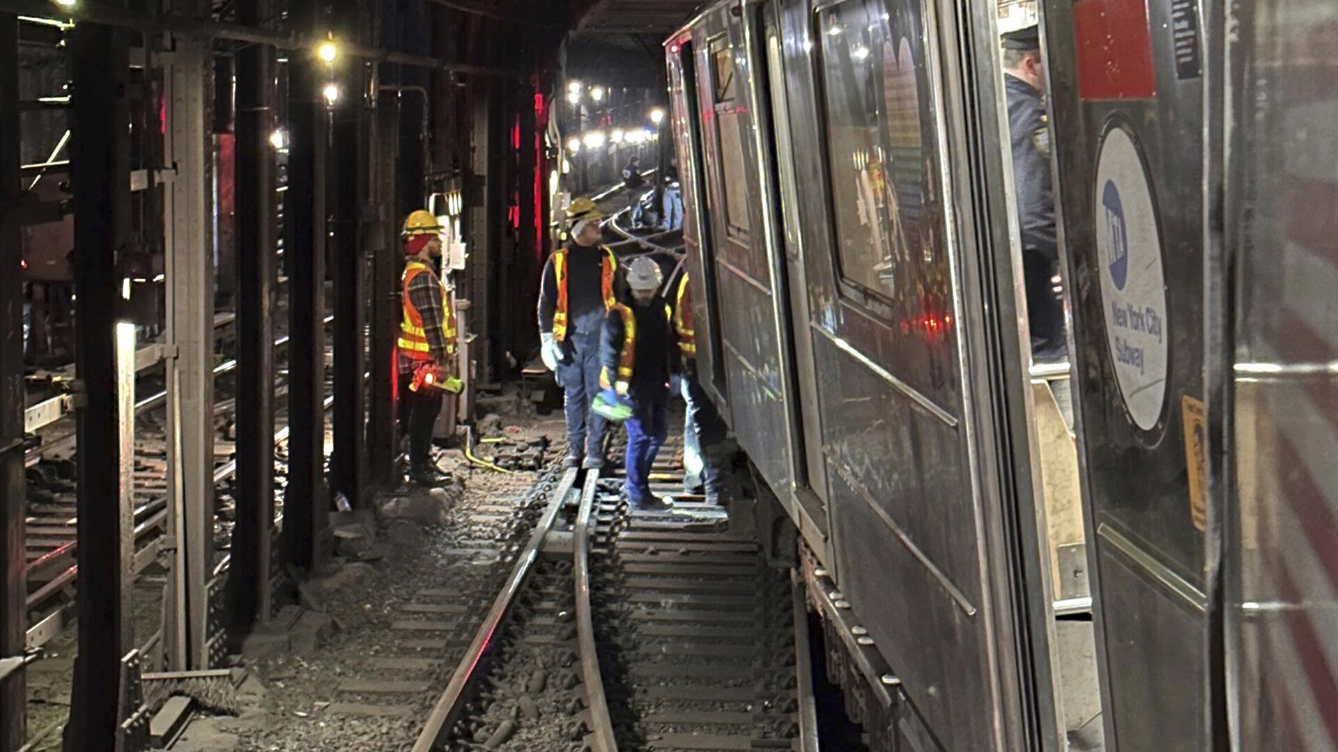 Tàu điện ngầm New York trật đường ray, hơn 20 người bị thương- Ảnh 1.