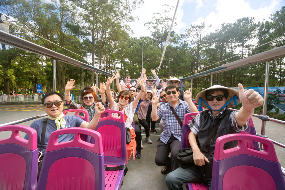 Lâm Đồng gia hạn thời gian hoạt động thí điểm xe buýt 2 tầng thoáng nóc- Ảnh 2.