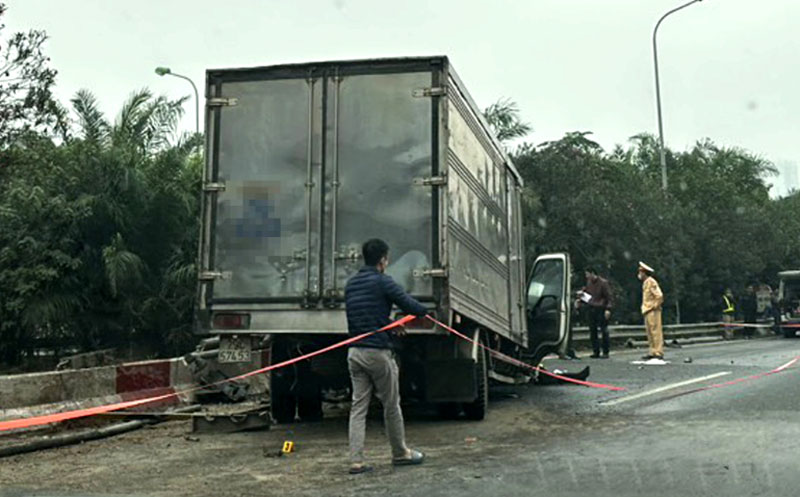 Hiện trường vụ tai nạn giao thông khiến một lái xe tải tử vong tại chỗ trên Đại lộ Thăng Long.