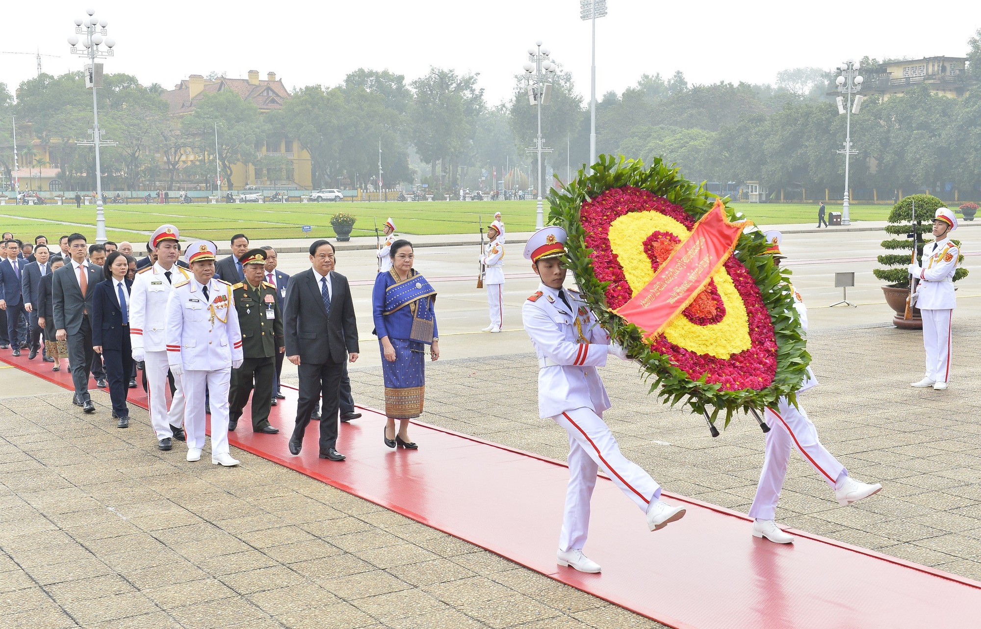 Lễ đón trọng thể Thủ tướng Lào Sonexay Siphandone thăm chính thức Việt Nam- Ảnh 2.