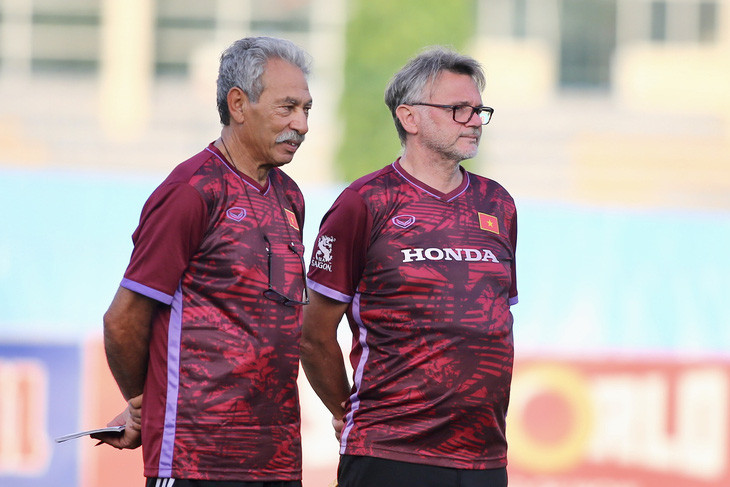 Hai trợ thủ của HLV Troussier tại Asian Cup có lý lịch khủng cỡ nào?- Ảnh 1.