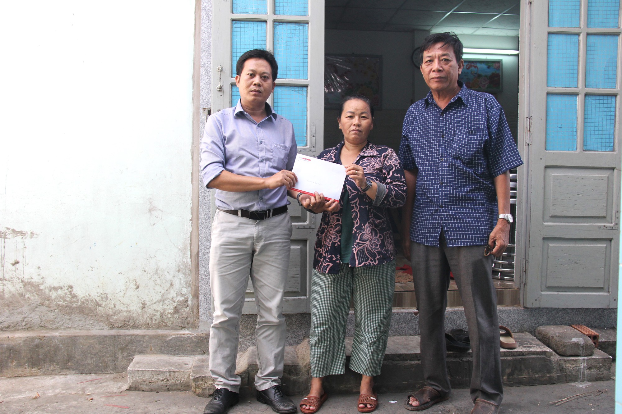 Trao tiền hỗ trợ 4 gia đình có người thân mất vì TNGT ở Bình Thuận- Ảnh 1.