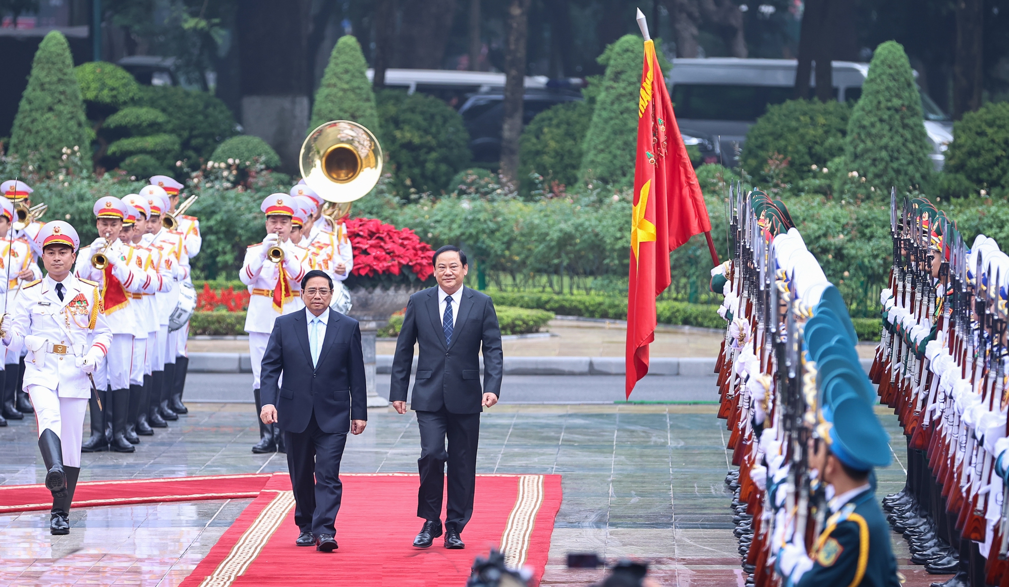 Lễ đón trọng thể Thủ tướng Lào Sonexay Siphandone thăm chính thức Việt Nam- Ảnh 5.