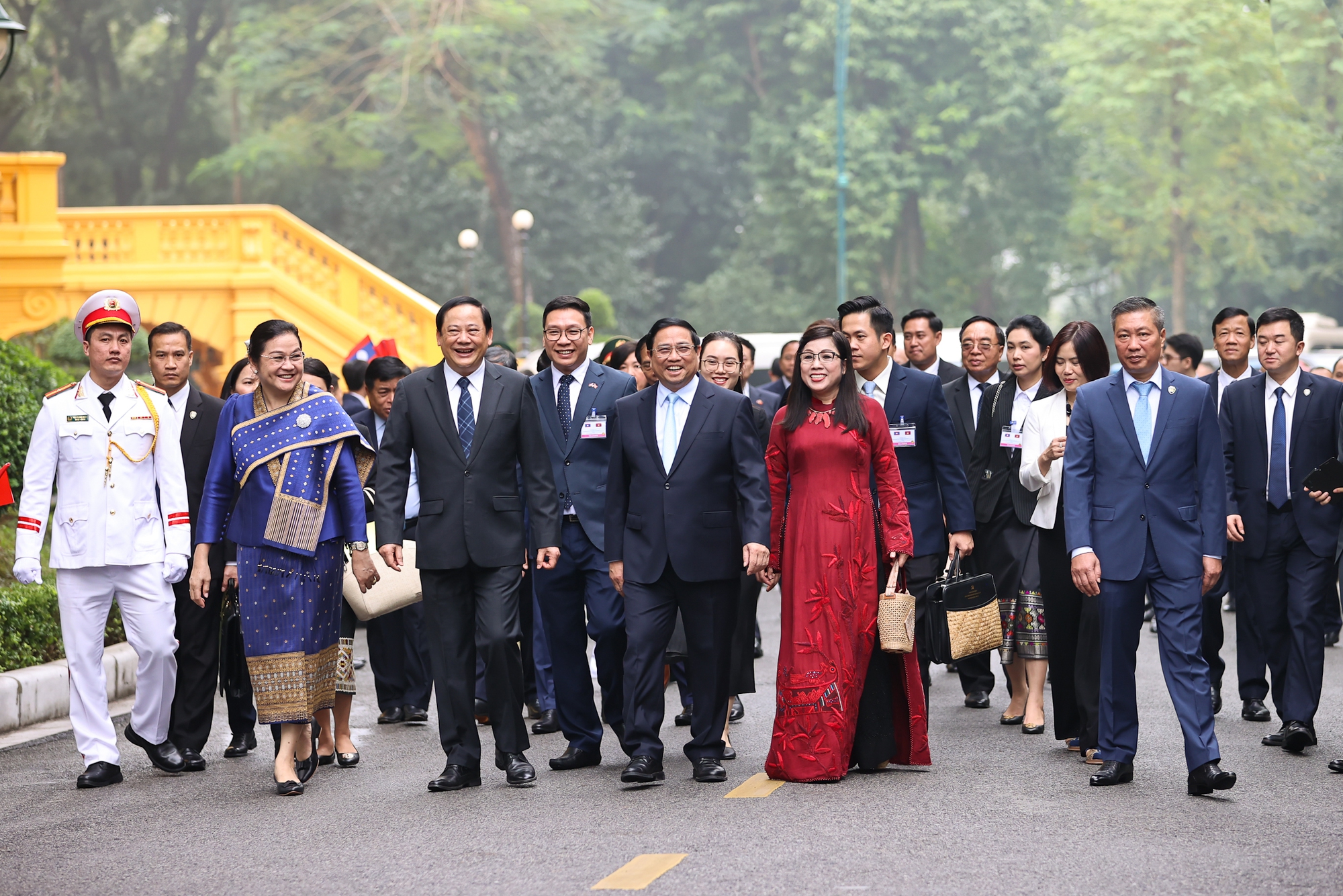 Lễ đón trọng thể Thủ tướng Lào Sonexay Siphandone thăm chính thức Việt Nam- Ảnh 11.