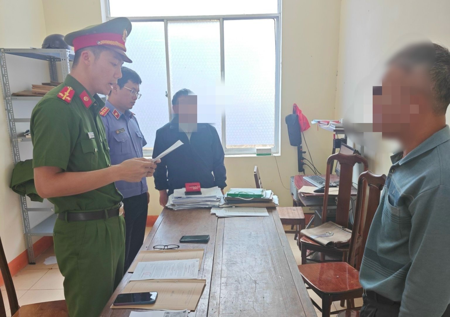 Một cựu trưởng phòng giáo dục ở Đắk Nông bị khởi tố vì móc ngoặc đấu thầu- Ảnh 1.