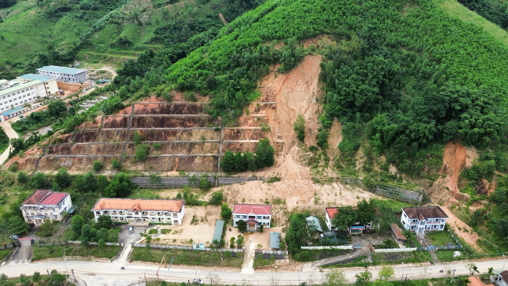 Loạt trụ sở hành chính tiền tỷ ở Quảng Ngãi bị sạt lở núi uy hiếp- Ảnh 1.