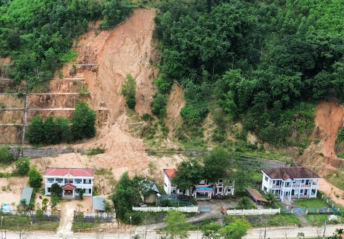 Loạt trụ sở hành chính tiền tỷ ở Quảng Ngãi bị sạt lở núi uy hiếp- Ảnh 11.
