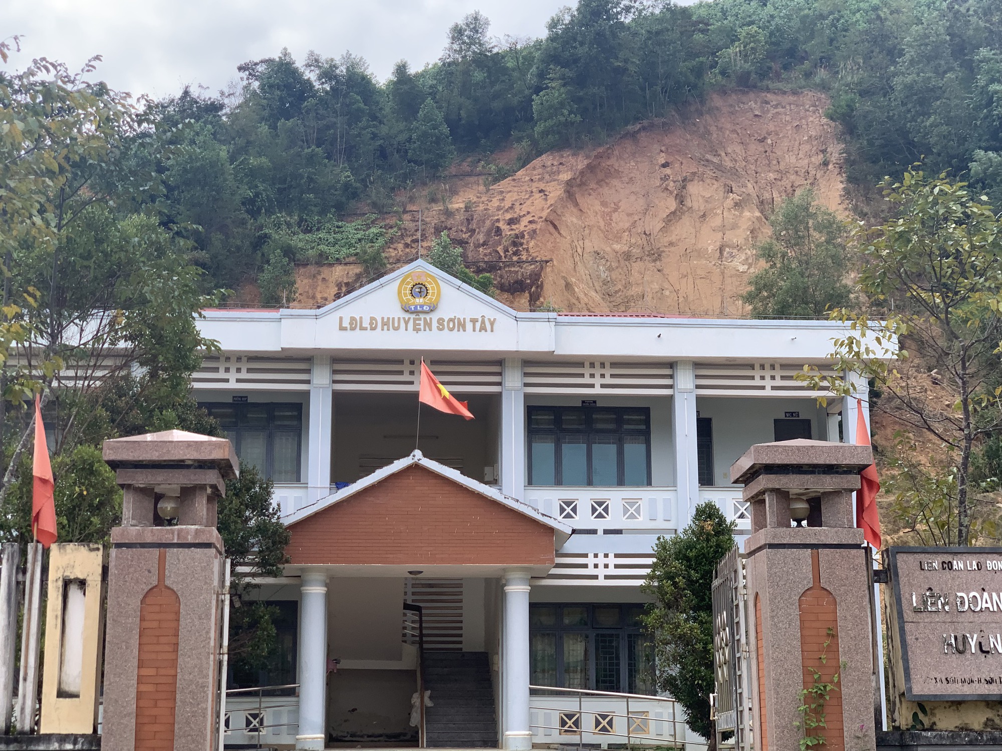 Loạt trụ sở hành chính tiền tỷ ở Quảng Ngãi bị sạt lở núi uy hiếp- Ảnh 2.