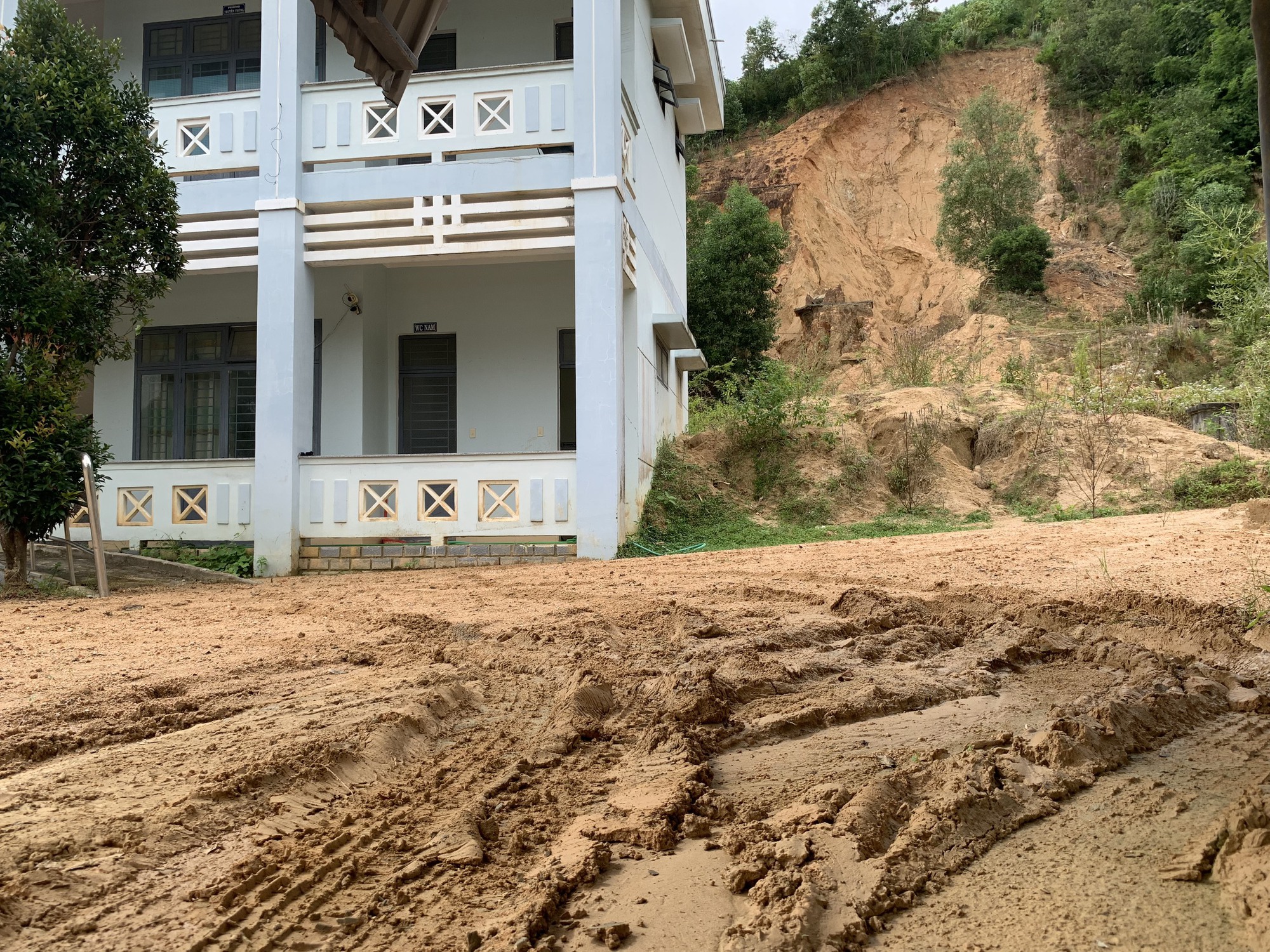 Loạt trụ sở hành chính tiền tỷ ở Quảng Ngãi bị sạt lở núi uy hiếp- Ảnh 3.