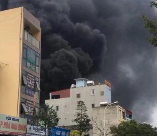 Hà Nội: Đã xác định nguyên nhân khói đen bao trùm chung cư ở Lê Văn Lương- Ảnh 2.