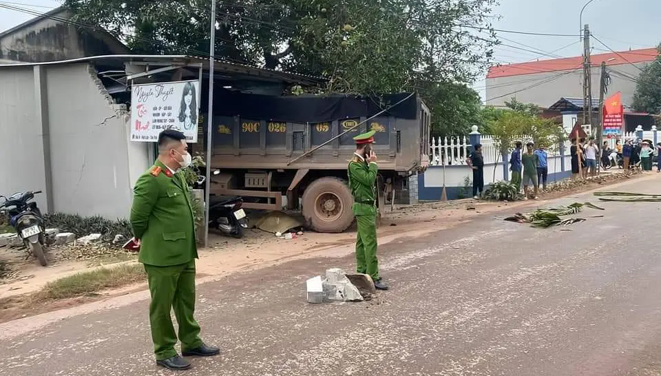 Bắc Giang: Tránh xe máy, ô tô tải lao vào quán gội đầu khiến 4 người thương vong- Ảnh 1.