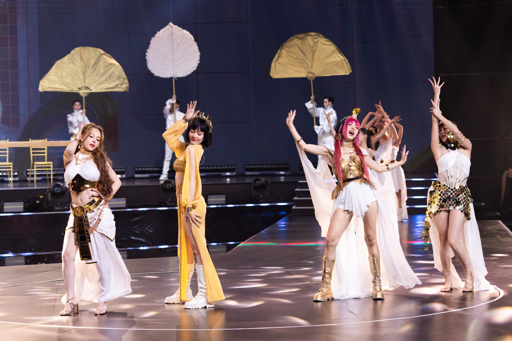 Nhóm Thu Phương, Huyền Baby, Lan Ngọc bế 5 con trăn lớn 13kg lên sân khấu để múa hát- Ảnh 6.