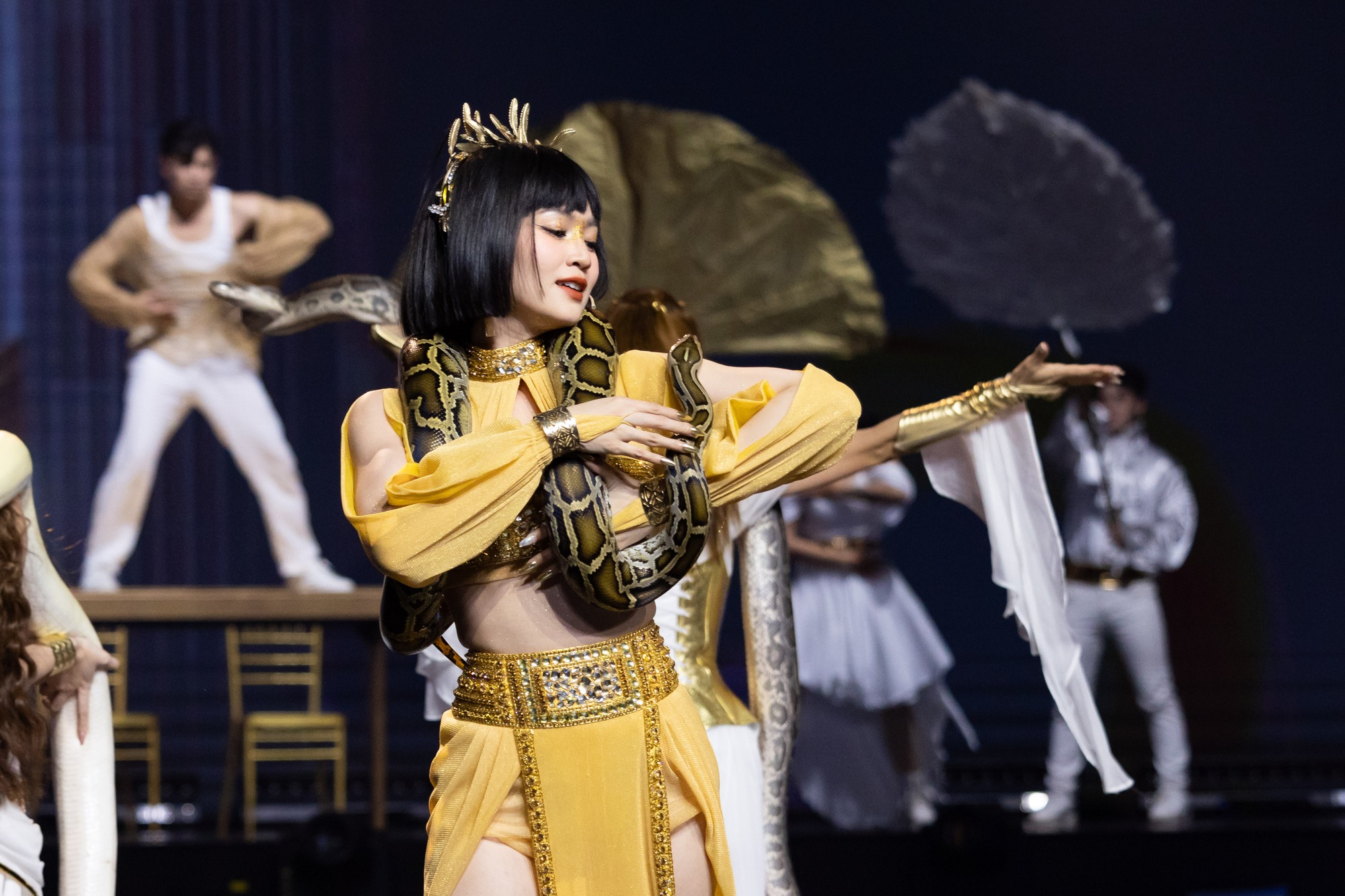 Nhóm Thu Phương, Huyền Baby, Lan Ngọc bế 5 con trăn lớn 13kg lên sân khấu để múa hát- Ảnh 10.