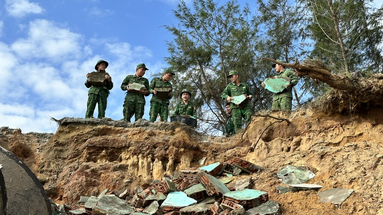 Triều cường dội thẳng vào bờ đe dọa đường giao thông, "nhăm nhe" kéo sập nhà dân- Ảnh 6.