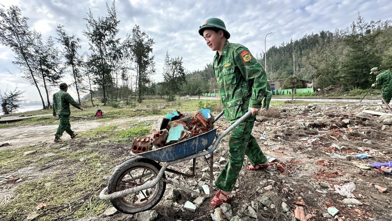 Triều cường dội thẳng vào bờ đe dọa đường giao thông, "nhăm nhe" kéo sập nhà dân- Ảnh 7.