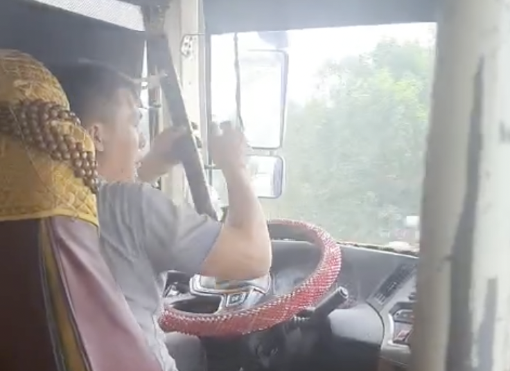 Tài xế xe khách chạy tuyến Hà Nội - Sài Gòn vừa cầm lái vừa rít điếu cày- Ảnh 2.