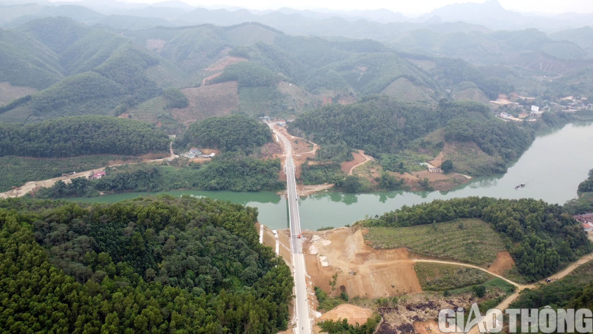 Người dân Tuyên Quang hết cảnh chờ đò nhờ cây cầu trăm tỷ thứ 9 vượt sông Lô- Ảnh 2.